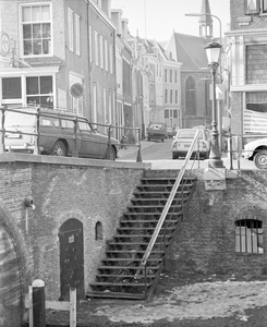 880441 Gezicht op de werftrap onder het pand Oudegracht 321 langs de Geertebrug te Utrecht, met op de achtergrond de ...